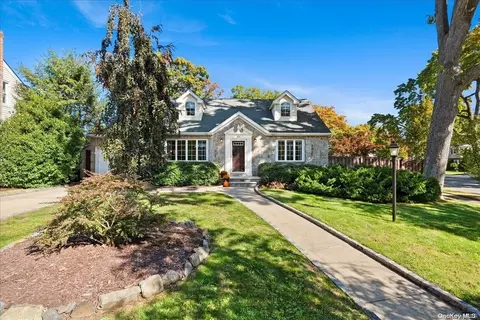 26 Pinewood Ln, North Hempstead, NY 11040