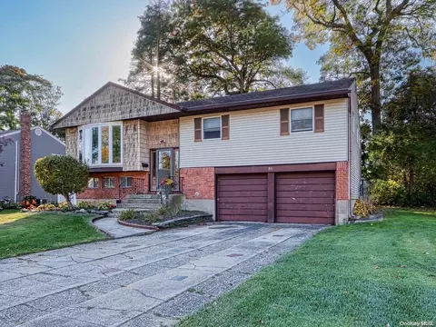 51 Sherbrooke Dr, Smithtown, NY 11787