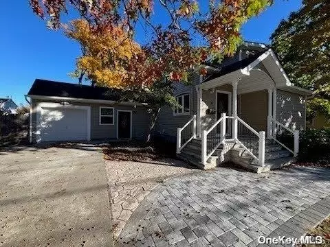 35 Oak St, Islip, NY 11751