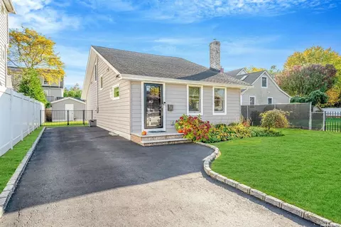 122 Prospect St, Babylon, NY 11702