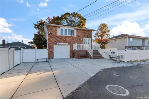 1 Meade Ct, Bethpage, NY 11714