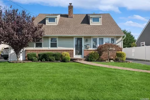 2759 Beach Dr, Merrick, NY 11566