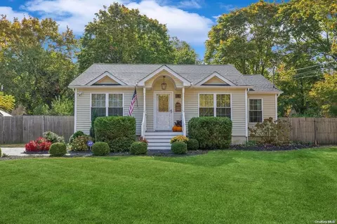 4 Fox Rd, Middle Island, NY 11953