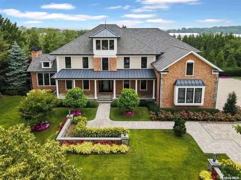 54 Legends Cir, Melville, NY 11747