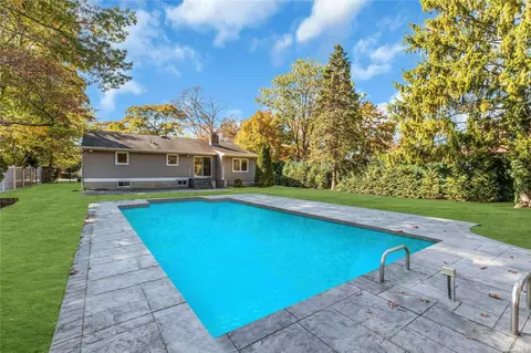 5 Pauchogue Ave, East Islip, NY 11730