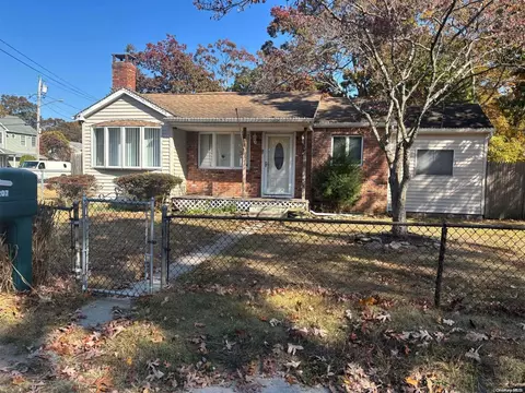 207 Monroe Dr, Mastic Beach, NY 11951