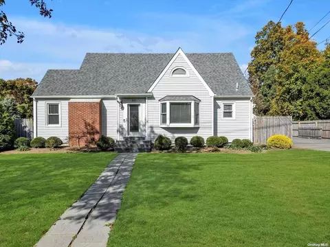 410 10th Ave, East Northport, NY 11731