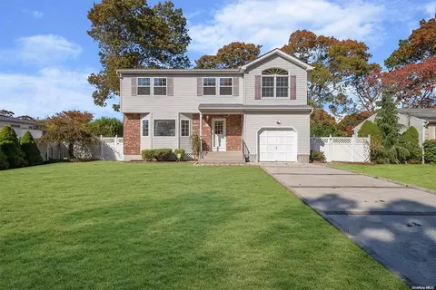 41 Loughlin Dr, Shirley, NY 11967