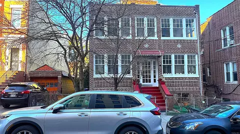 39-2628 65th St, New York, NY 11377