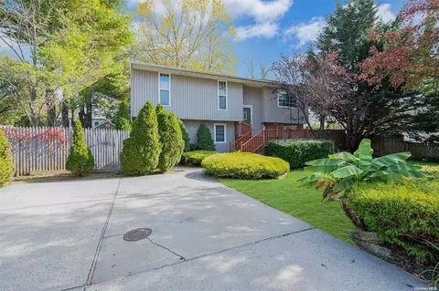 25 Hamilton Ave, Brentwood, NY 11717