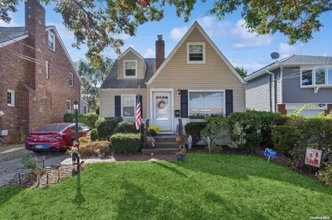 44 Vandewater Ave, Floral Park, NY 11001