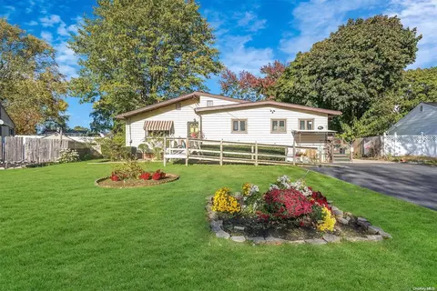 31 Chapel Hill Dr, Brentwood, NY 11717