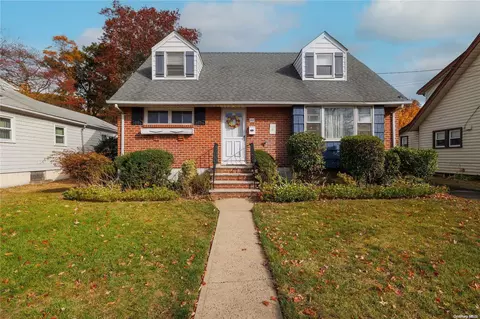 323 Oak St, Hempstead, NY 11550