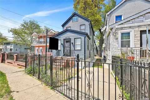 147-05 Foch Blvd, Jamaica, NY 11436