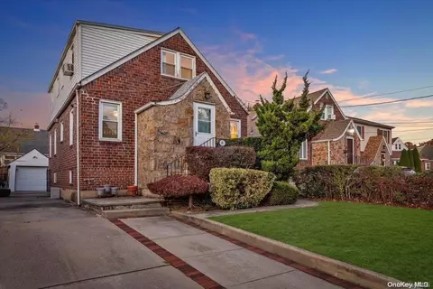 81 Wood St, Lynbrook, NY 11563