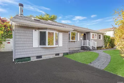 10 Hospital Rd, Brookhaven, NY 11772