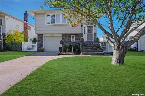 60 Beach Rd, Massapequa, NY 11758