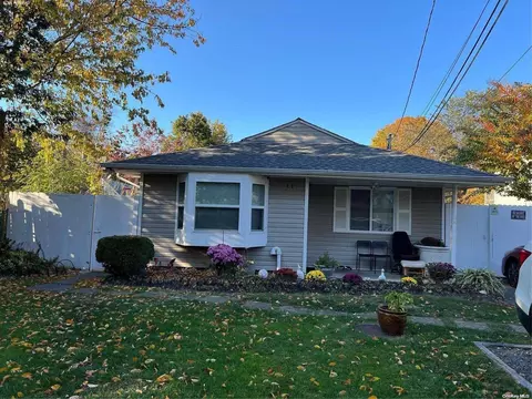 11 Grove St, Brentwood, NY 11717