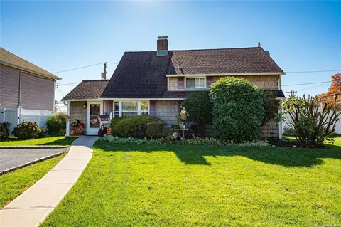 8 Swallow Ln, Levittown, NY 11756