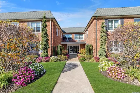 120 S Park Ave #2F, Rockville Centre, NY 11570