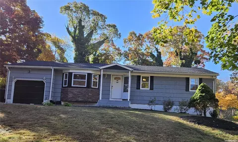 8 Fairway Dr, Middle Island, NY 11953