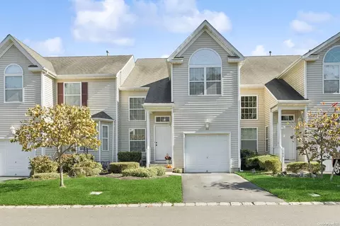 210 Kettles Ln #210, Medford, NY 11763