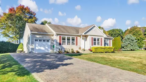 267 Baywood Dr, Calverton, NY 11933