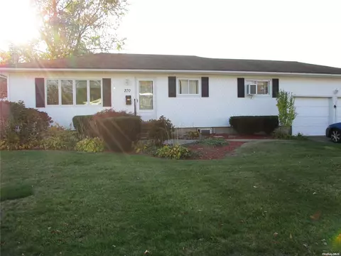 270 W 18th St, Deer Park, NY 11729