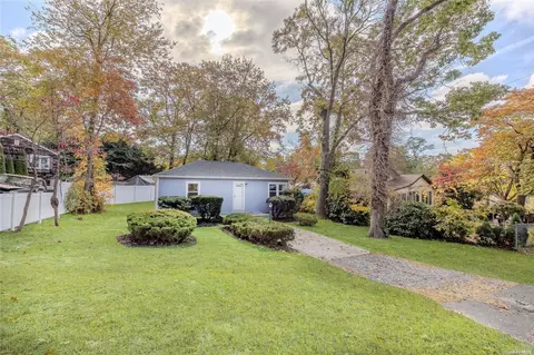 8 Laurel Rd, Rocky Point, NY 11778