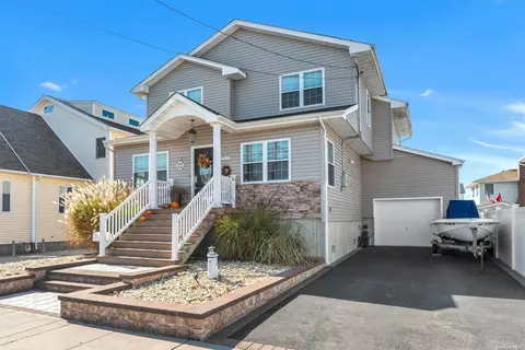 789 S 8th St, Lindenhurst, NY 11757