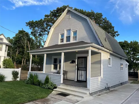 54 Stevens St, Freeport, NY 11520