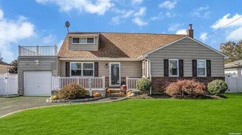 680 Keith Ln, West Islip, NY 11795