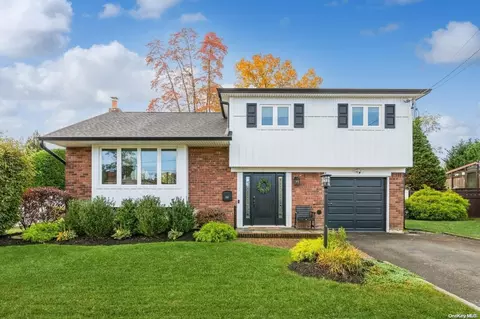 610 Interlaken Ln, North Babylon, NY 11703