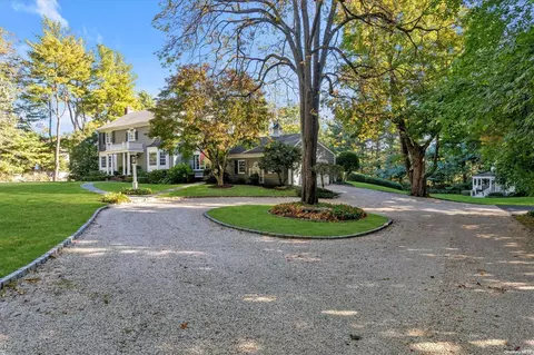 2 Peacock Ln, Locust Valley, NY 11560
