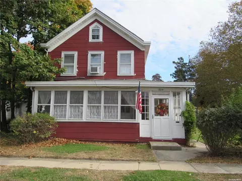 204 Union Ave, Riverhead, NY 11901