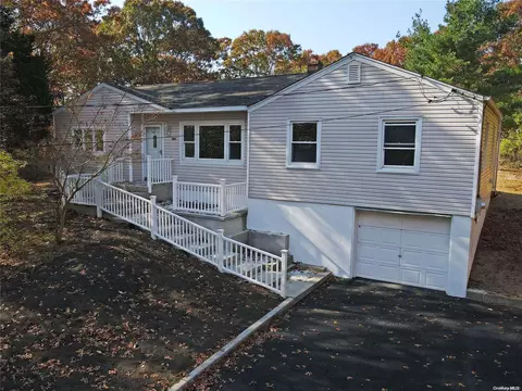 384 Adirondack Dr, Farmingville, NY 11738