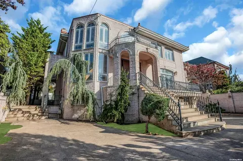 19 Center Dr, New York, NY 11357