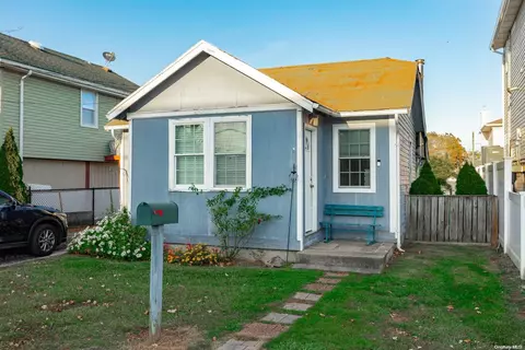 926 S 5th St, Lindenhurst, NY 11757