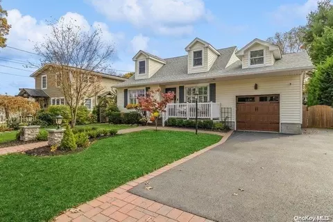 30 Aldrich St, Sayville, NY 11782