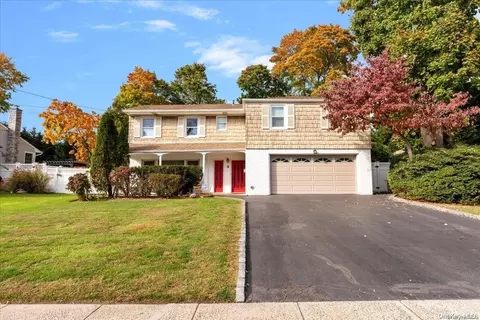 4 Spruce Ln, Syosset, NY 11791