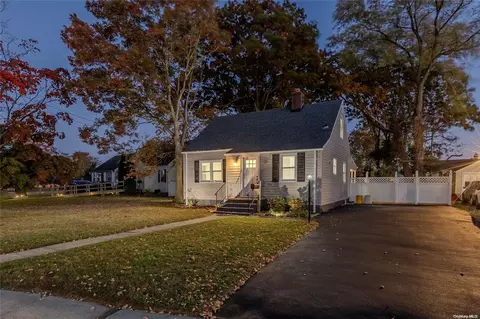 27 Francine Ave, Massapequa, NY 11758