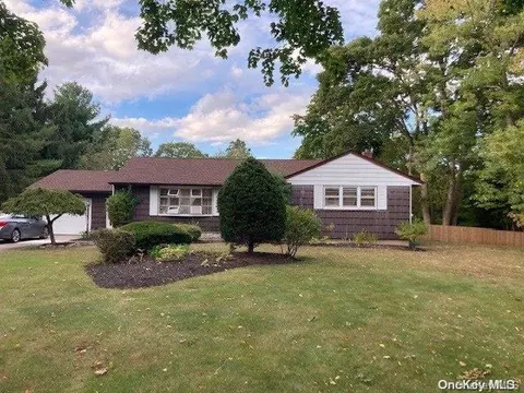93 New Hampshire Ave, Bay Shore, NY 11706