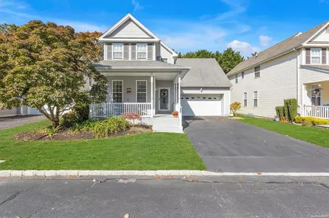 405 Mystic Way #405, Bay Shore, NY 11706