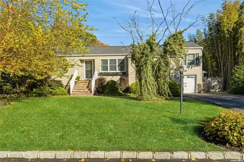 215 Connetquot Dr, Oakdale, NY 11769