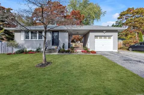 255 Berdie Ave, Holbrook, NY 11741