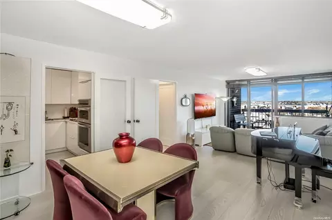 2 Bay Club Dr #9Z3, Bayside, NY 11360