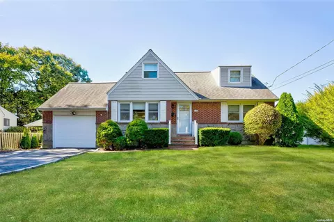 28 Whittier Dr, Greenlawn, NY 11740