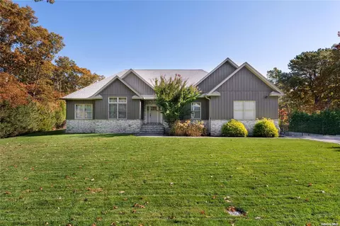 16 Washington Heights South Ave S, Hampton Bays, NY 11946