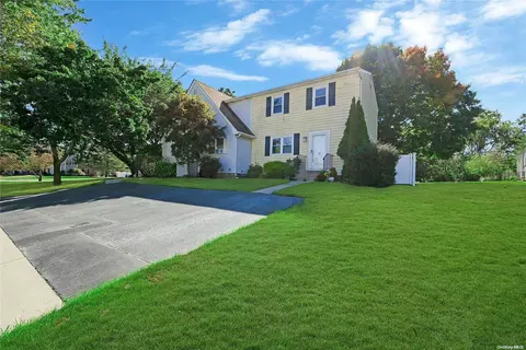 17 Shiloh Ct #17, Coram, NY 11727