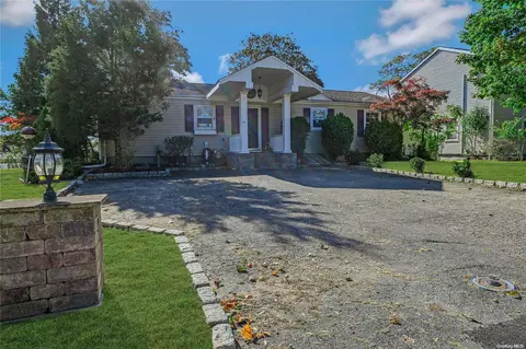 41 Howell Ln, Riverhead, NY 11901